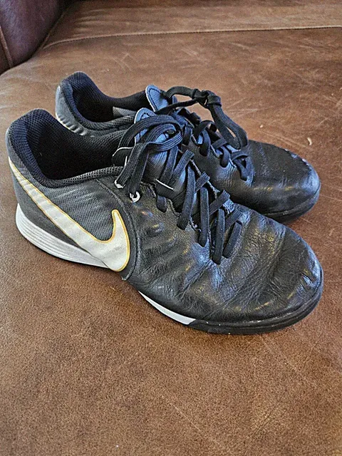 Nike Tiempo X Youth Size 2.5 US Indoor Soccer Futsal Shoes