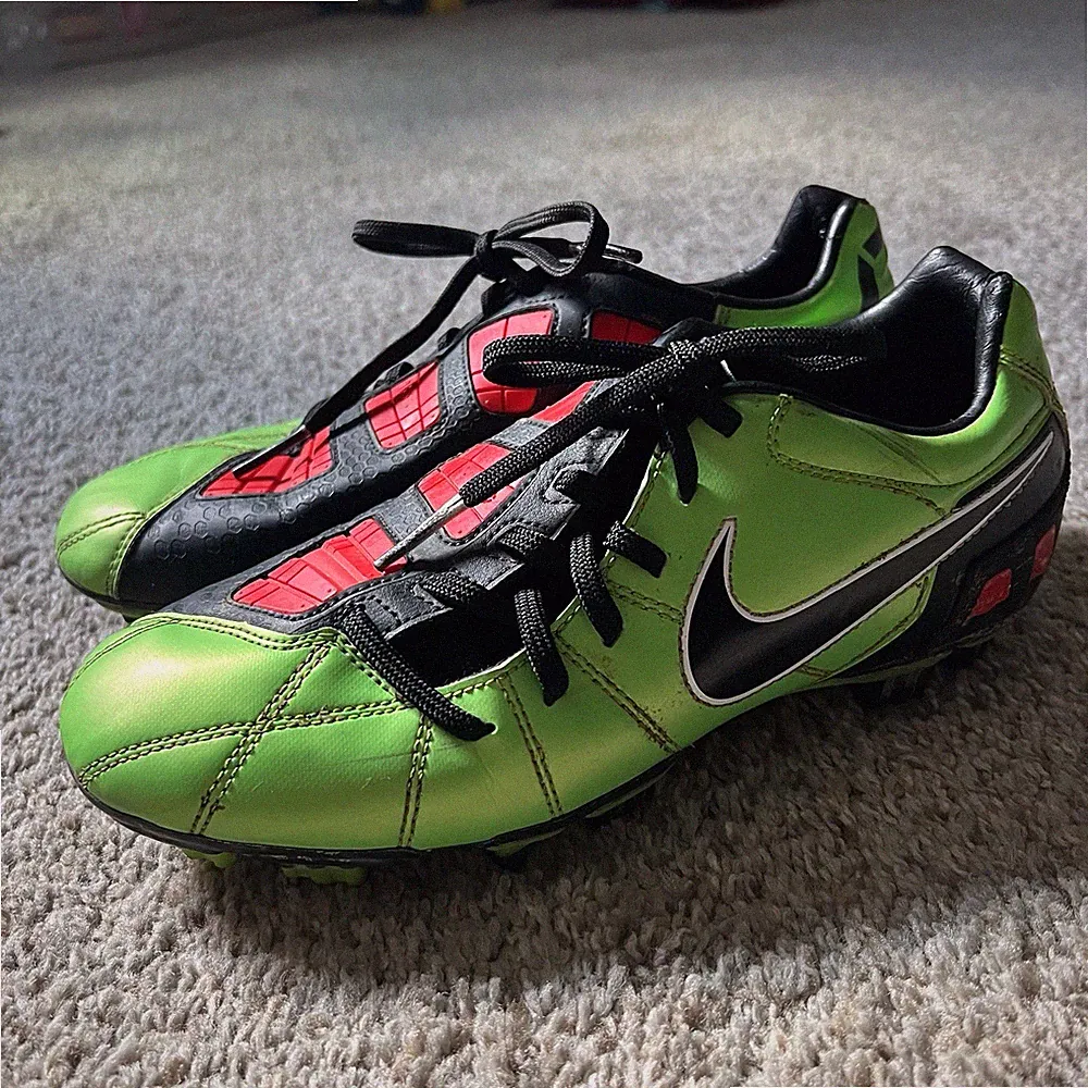 Nike Total 90 Men’s soccer football cleats Sz 39 US 6.5 Very Rare Vintage Shoes