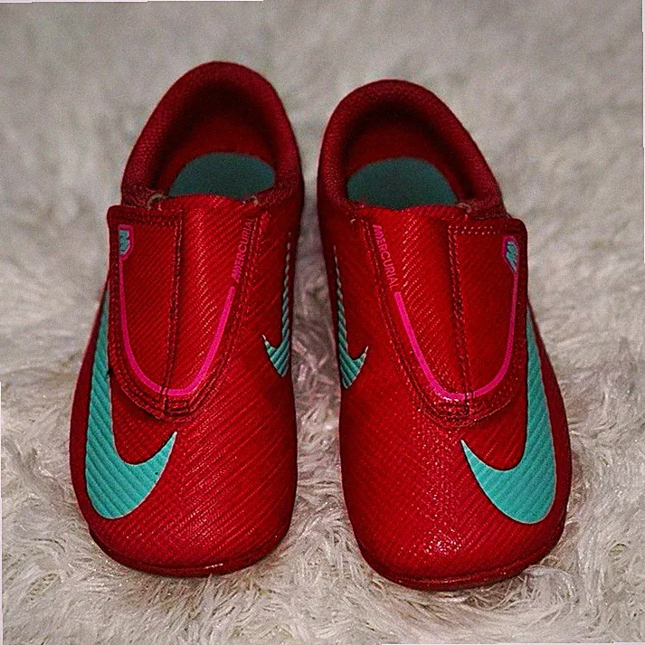 Nike Unisex Baby Soccer Cleats Size 9c pink /Teal Slip-On Synthetic Logo