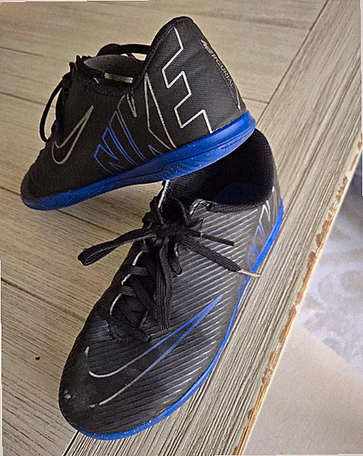 Nike Unisex Youth Indoor FLAT Turf Soccer Shoes Black/Blue Non-Cleated 3Y UK2.5