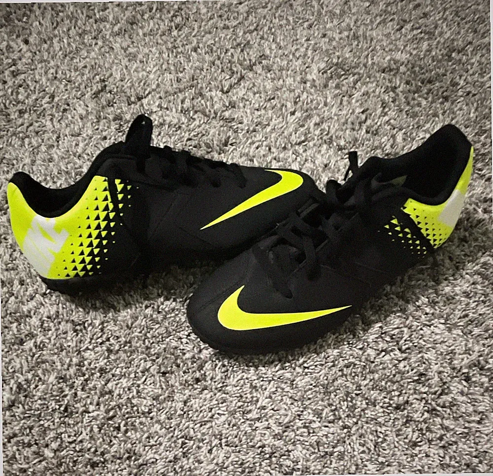 Nike Unisex Youth Turf/Indoor Soccer Shoes Black/Volt Yellow US Size 4.5