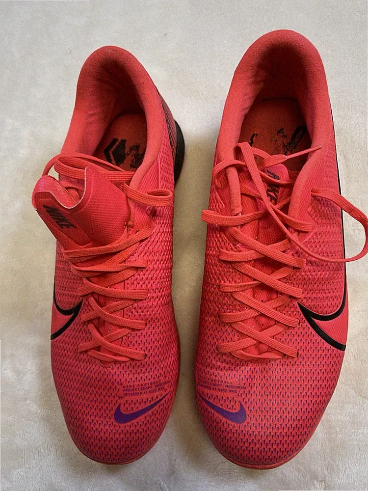 NIKE: Vapor 13 Academy- AT7993606- Men’s Size 6.5-Indoor Soccer/Football Shoes.
