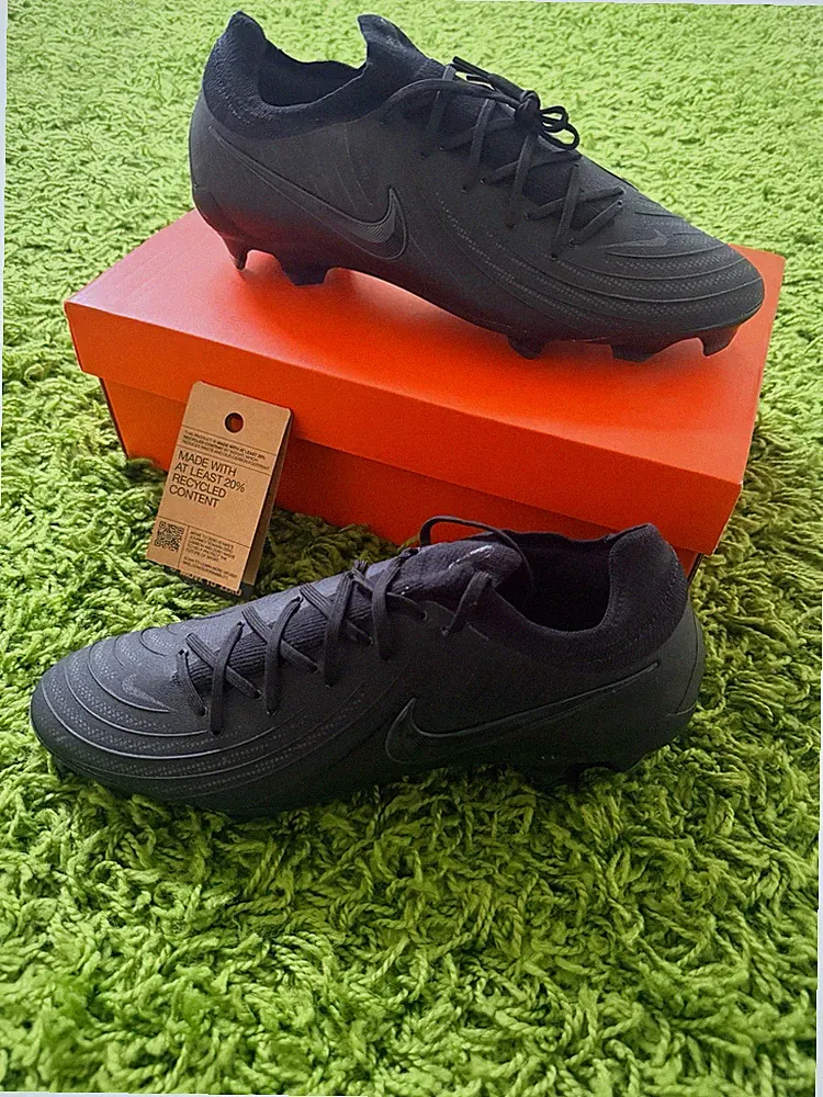 Nike Vapor 16 Men’s Black Low Top Lace-Up Soccer Cleats Sneaker