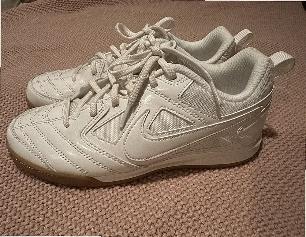 Nike Youth indoor Soccer Cleats Shoes White Gum Sole Unisex US Size 5.5Y