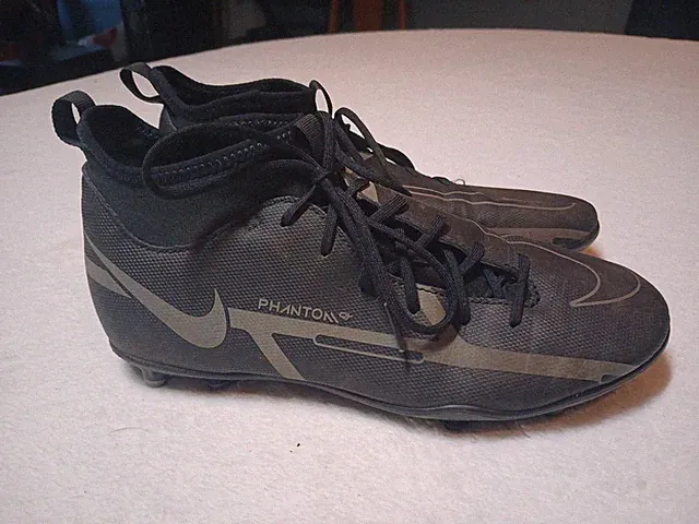 Nike Youth Jr. Phantom GT2 Club MG Soccer Cleats Size 6Y Black/Metallic Grey