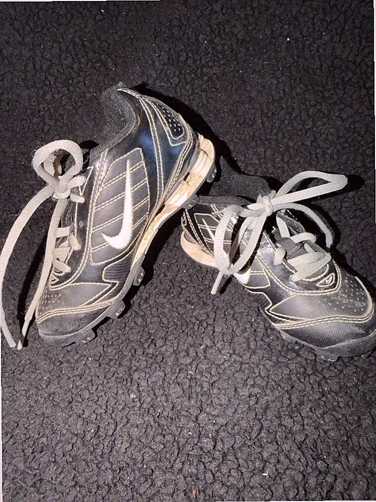 Nike youth Size 10 Boys Soccer Cleats. Black. S45