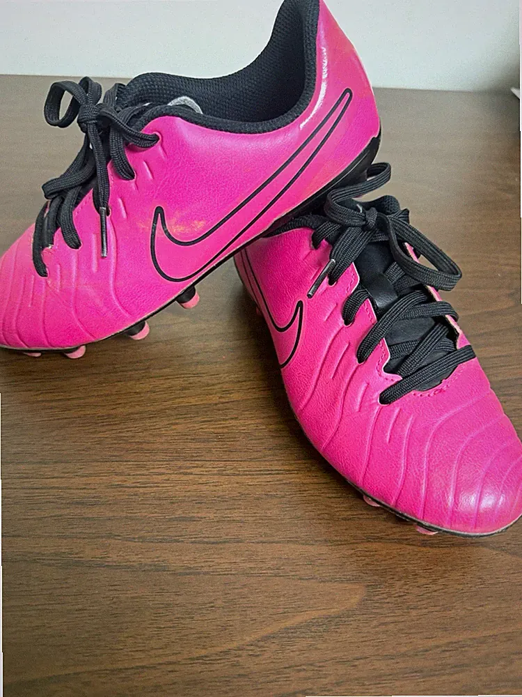 Nike Youth Soccer Cleats Pink/Black US 1Y EUR 32.5 UK 13.5 BR 31 CN 320