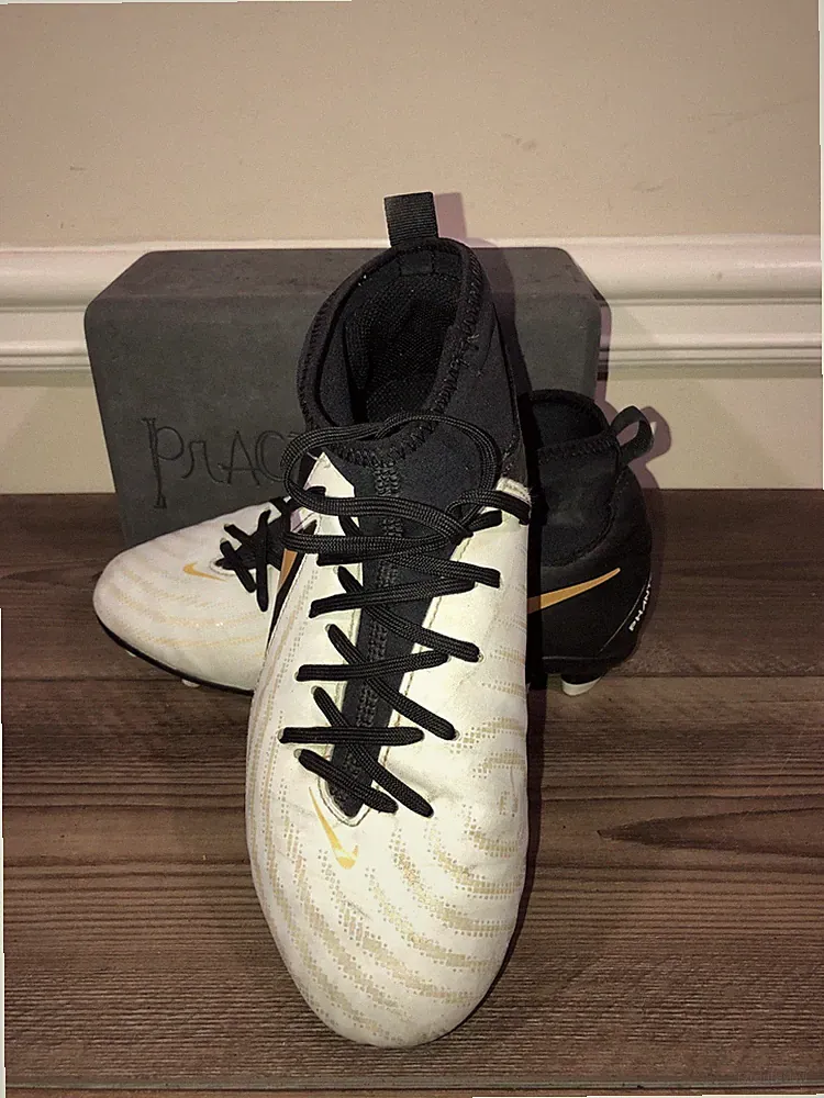 Nike youth soccer cleats size 5.5 Y white phantom Luna￼