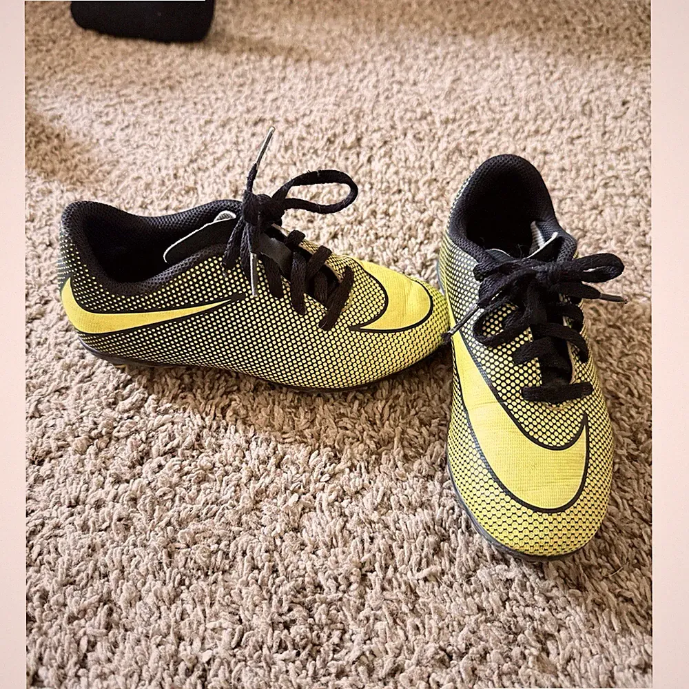 Nike Youth Soccer Cleats Yellow Athletic Footwear Soccer Shoes for Kids
