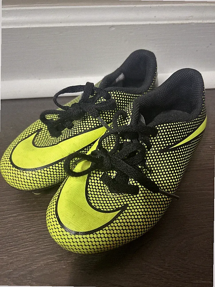 soccer cleats boys nike