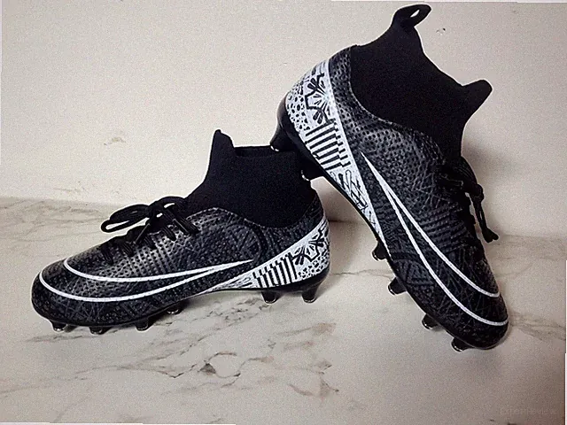 Non Name Brand Soccer Cleats Brand New EU 33/ US Youth 1 Black/White
