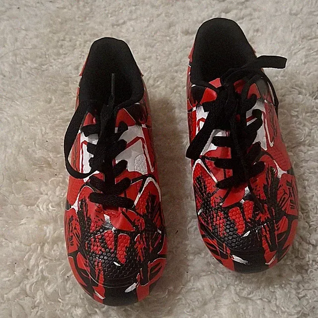 NWOT - Soccer Cleats US 2-2.5 EU34