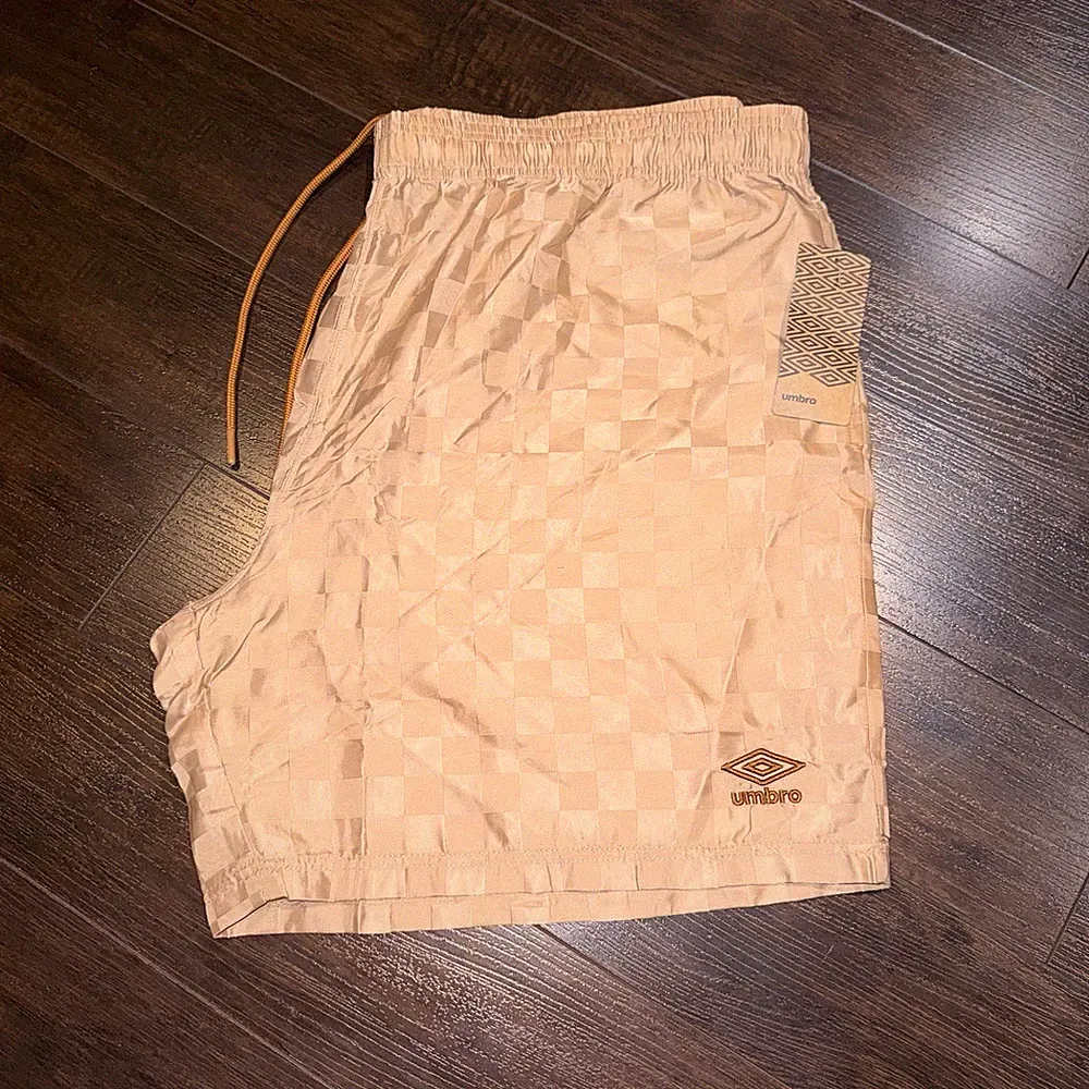 NWT! UMBRO Checkered Shiny Soccer Football 7” Shorts Men’s Size S Light Brown
