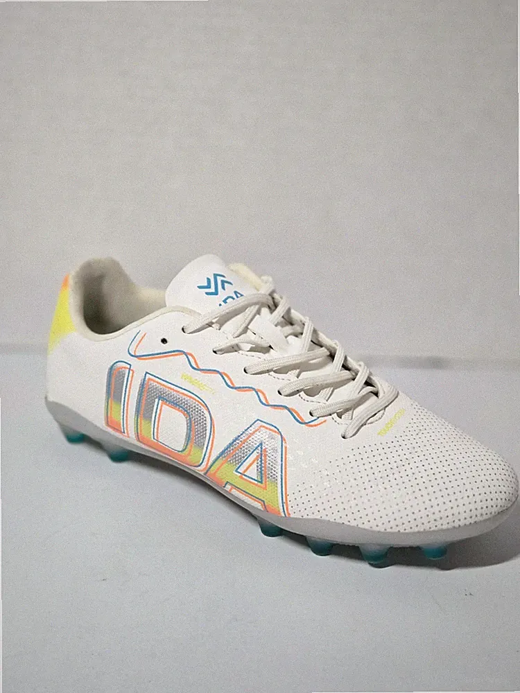Pre-Owned IDA Soccer Cleats - Size 6 US - Stylish White