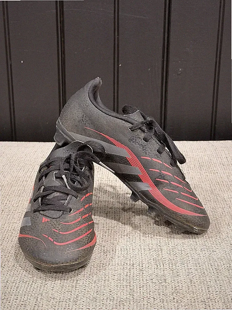 Predador Kids Cleats Size 13.5 Black And Red
