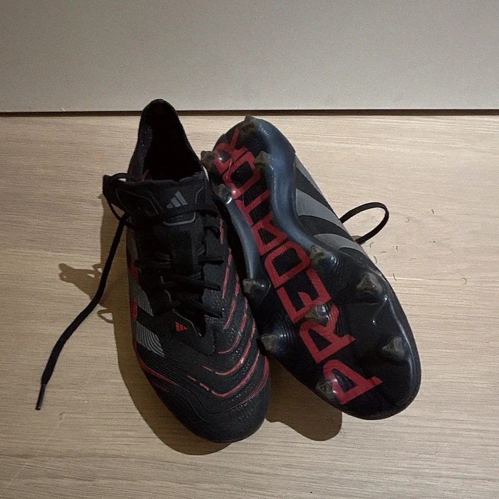 Predator Black and Red Soccer Cleats Elite Size 9 US Men’s Used