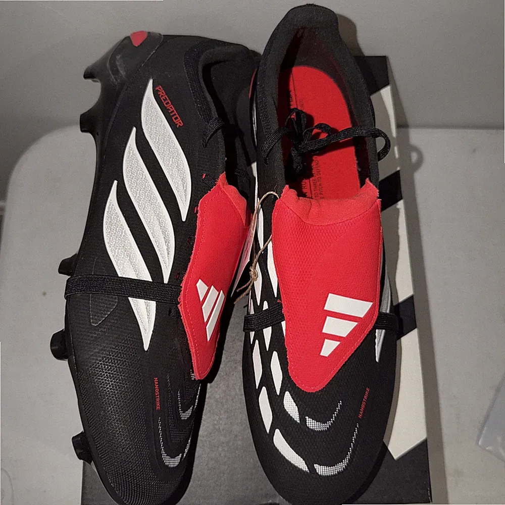 PREDATOR LEAGUE FOLD-OVER TONGUE FIRM GROUND SOCCER CLEATS SIZE 11.5M
