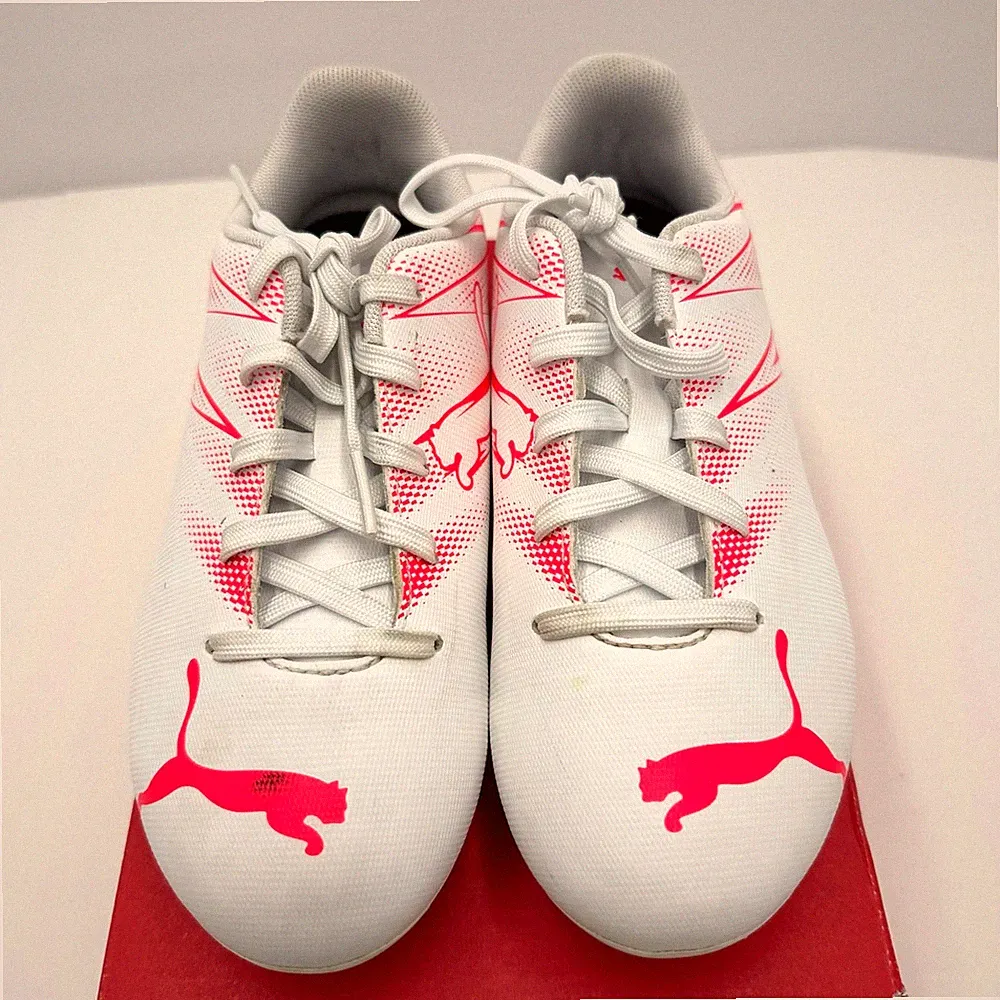 Puma Attacanto Soccer Cleats Kids Girls White/Pink Size Youth/Junior 2.5