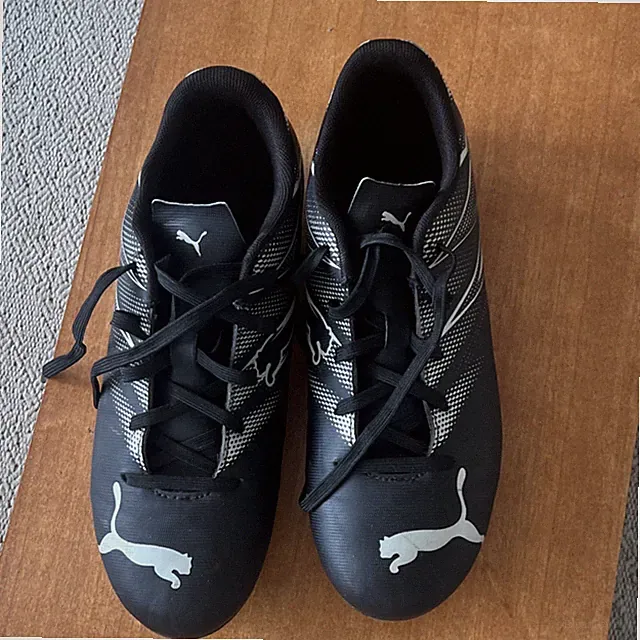 PUMA Black White Soccer Cleats Plastic Lace Up Low Top Sneaker 107480-01