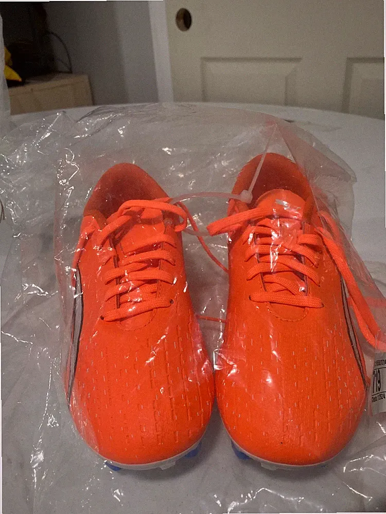 Puma Mens Ultra Play Firm, Artificial Ground Soccer Cleats