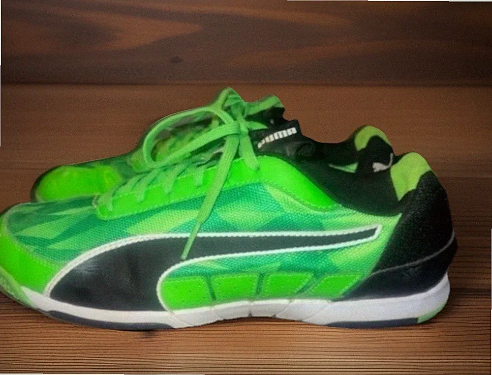Puma NEON Lite 2.0 Indoor Soccer Cleats, Women’s size 8.5
