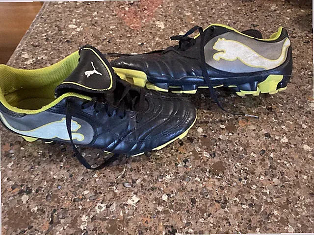 Puma PowerCat Firm Ground Soccer Cleats Mens size 7.5 Black / Yellow