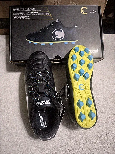 PUMA ProCat Speed Force Youth Soccer Cleats US Size 4. NEW In Box Black White