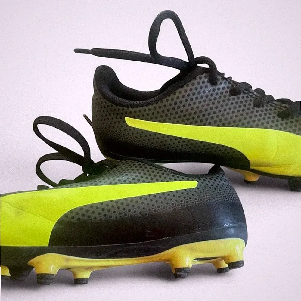 Puma Soccer Cleats Kids Size 13 Black Neon Yellow EUC on Honeycomb Pattern