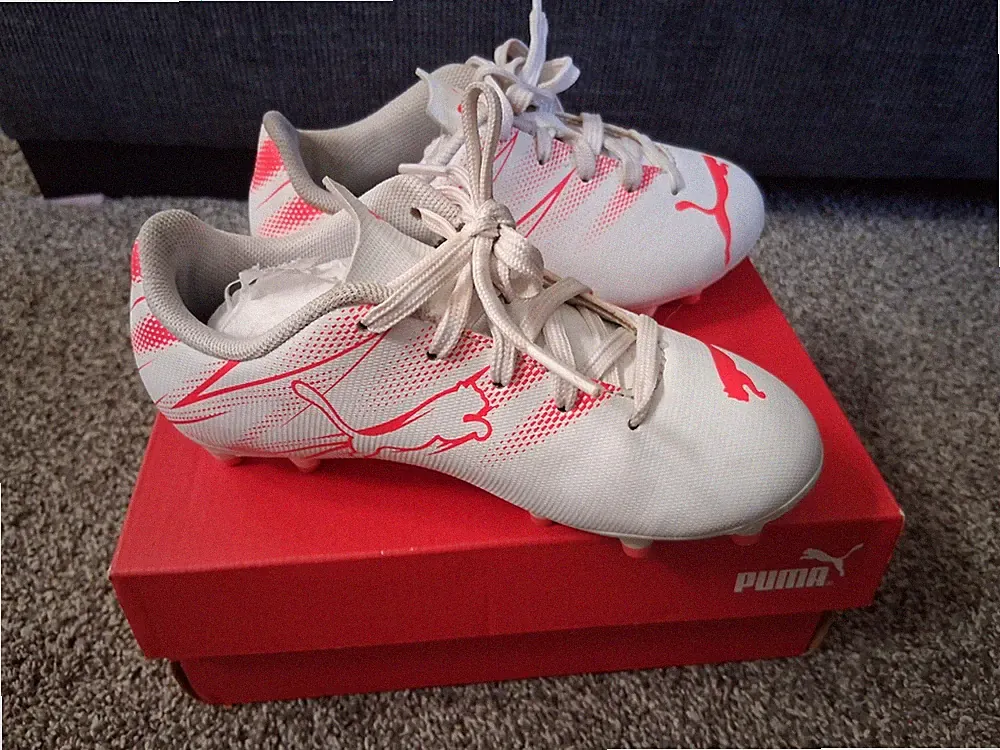 Puma Toddler Unisex Soccer cleats shoes size 10 Used White and Orange