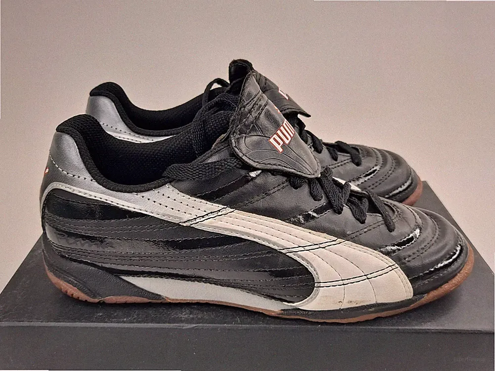 Puma Torcida IT Youth Kids Size 5.5 Black Indoor Soccer Cleats White 170092 NEW