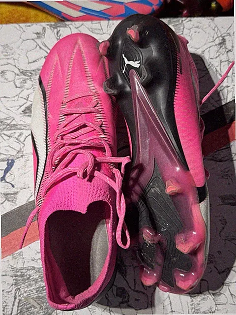 PUMA ULTRA ULTIMATE SIZE 9 Men’s Soccer Cleats posion pink