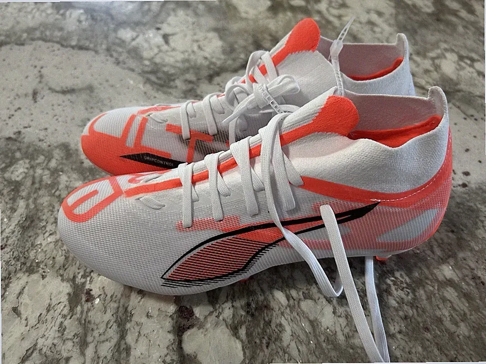 PUMA ULTRA Women’s low Top Lace Up Soccer Cleats Molded Studs White/Orange