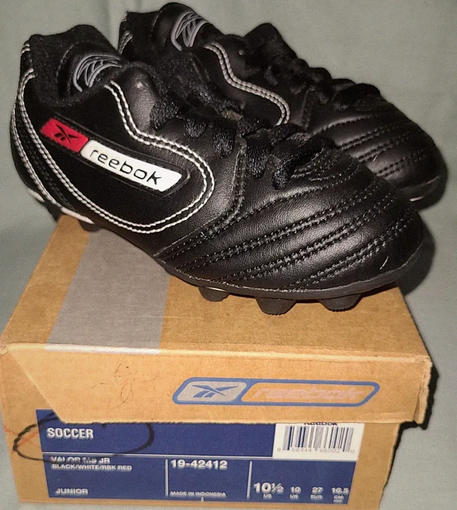 Reebok Valor MS Junior black soccer cleats 19-42412, boys' size 10.5 US