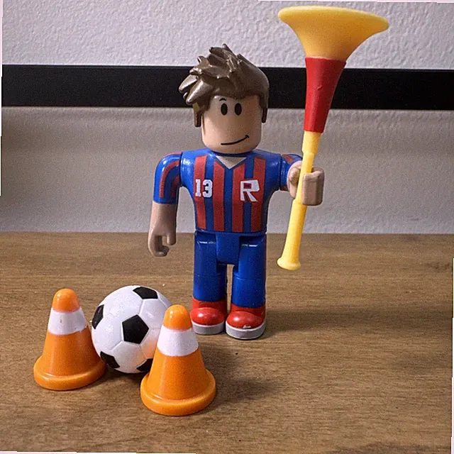 ROBL0X Series 2 Figure - RARE! Crezak The Legend Soccer Guy