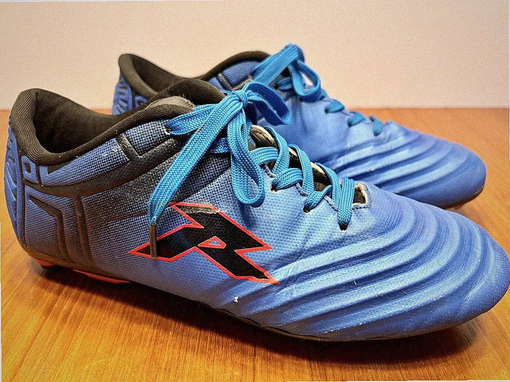 Runic Adult size 8 Men’s Soccer Cleats Blue