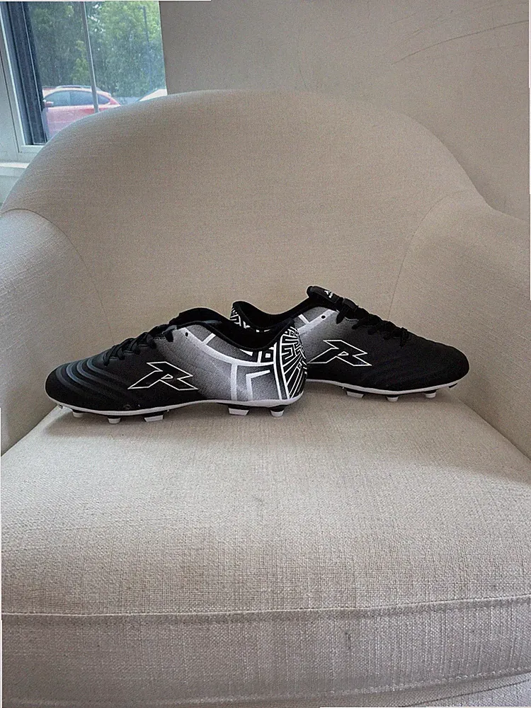 Runic Men’s Soccer Cleats New In Box Size 10
