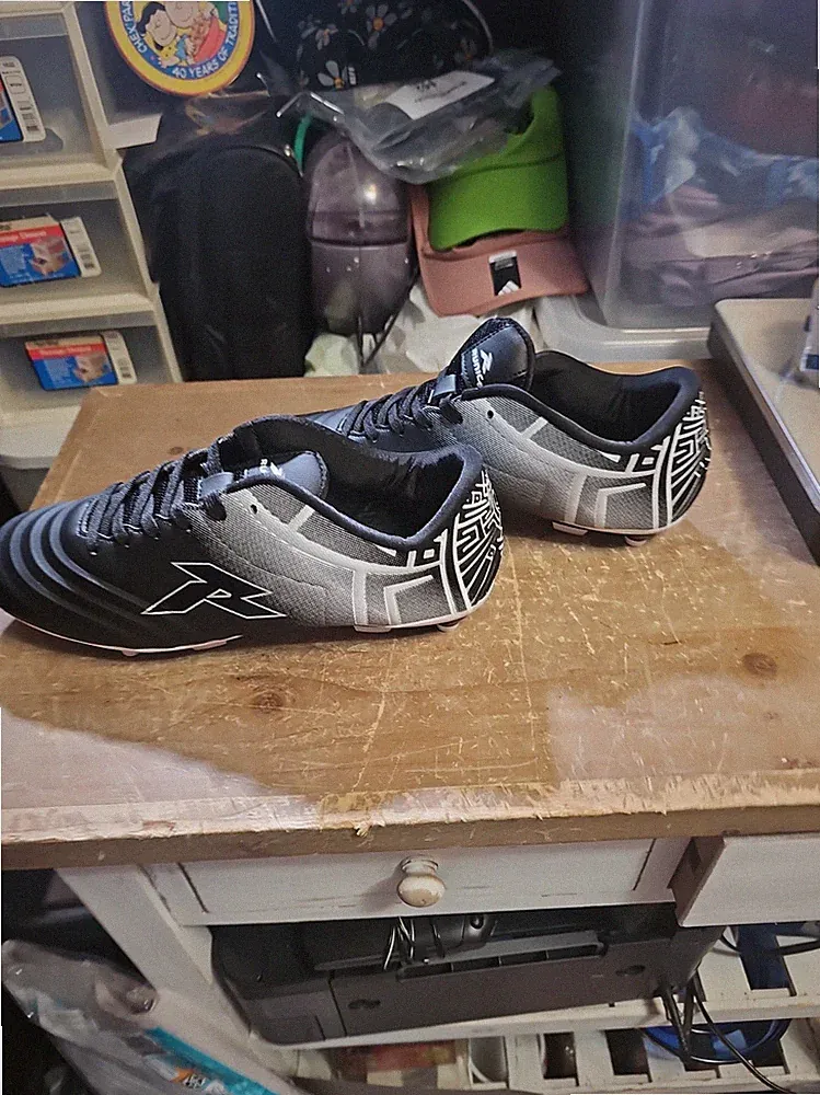 Runic Men’s Soccer Cleats New In Box Size 8