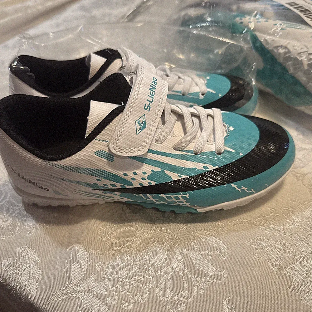 S-LieNiao Kids Soccer Cleats Shoes Size 33 US SIZE 1.5-2. White/blue/ Black NEW