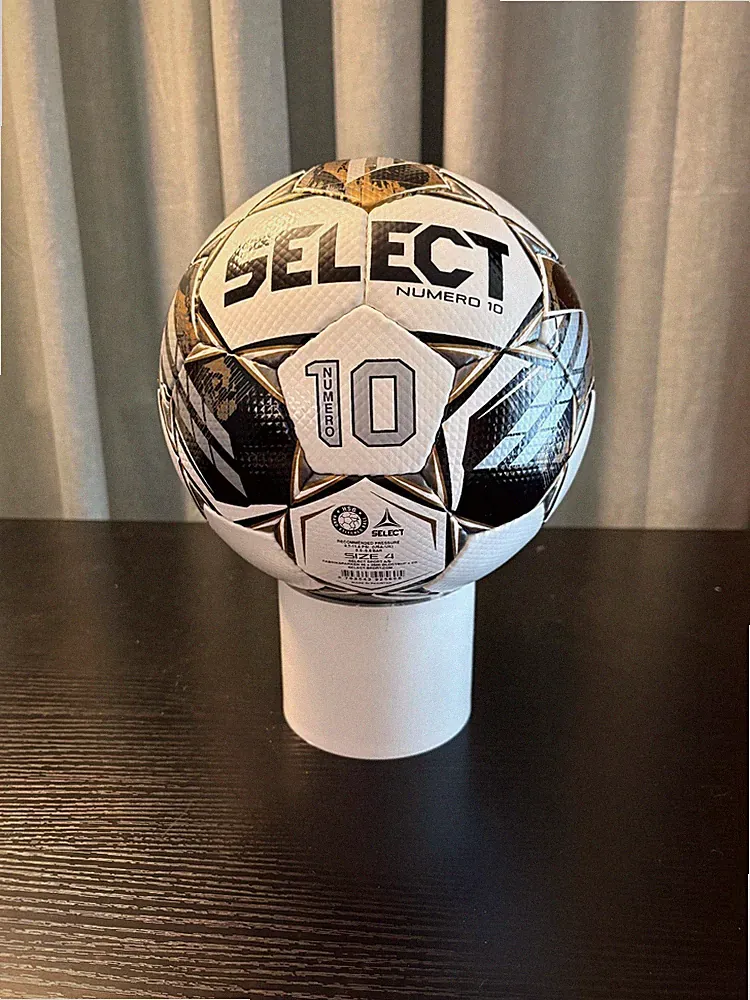 Select Numero 10 Size 4 soccer ball
