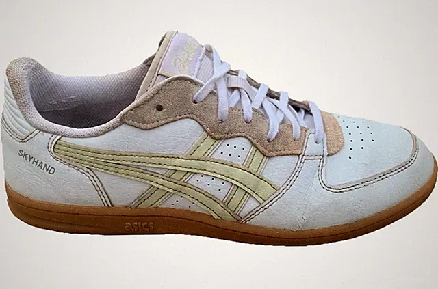 Size 9 - Asics Skyhand OG Mens White Leather Gum Sole Casual 1203A451