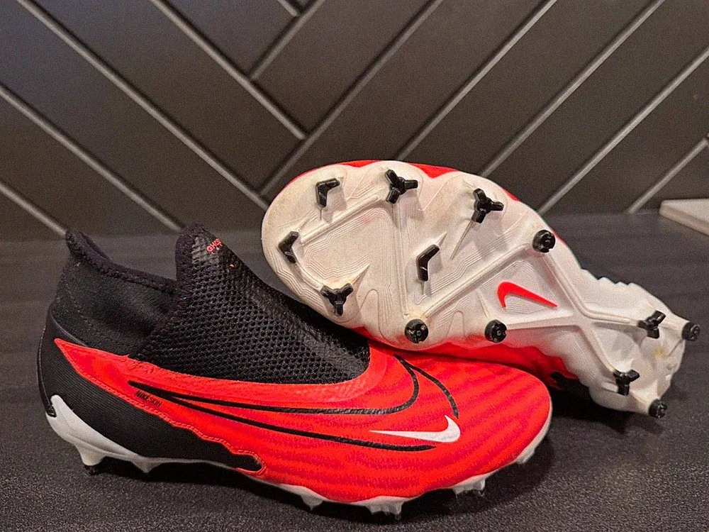 Soccer Cleats Boys Size 7.5 | Girls Size 9 NIKE