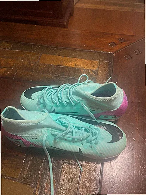 soccer cleats Cyan And Purple And The Size Is A 6.5 In US
