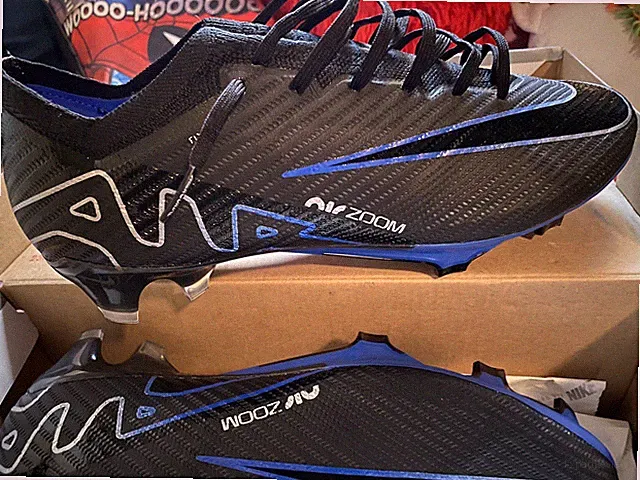 soccer cleats size 10.5 nike