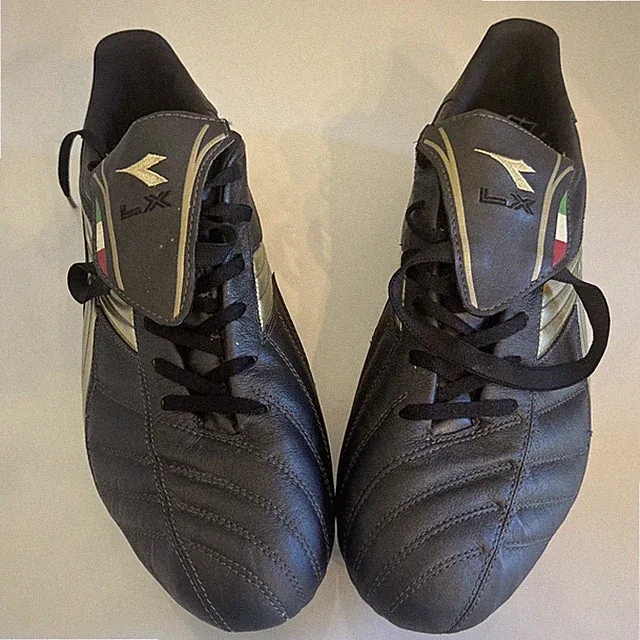 SOCCER CLEATS. SIZE 13