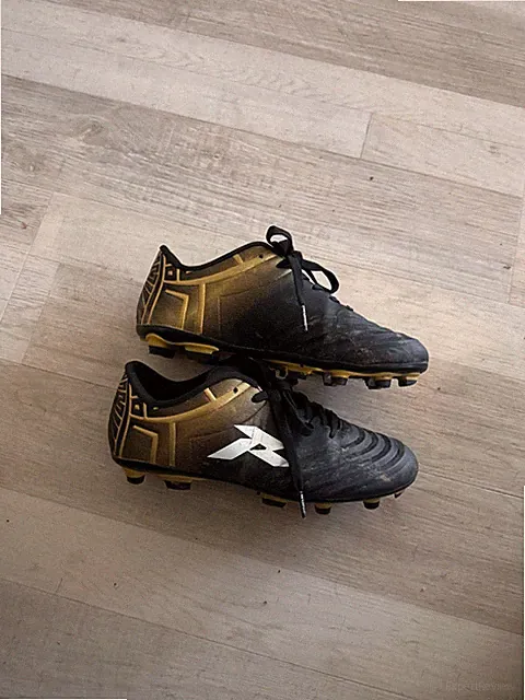 Soccer cleats size 6 Runic