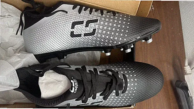 SOCCER CLEATS SIZE 7.5 FOR BOYS