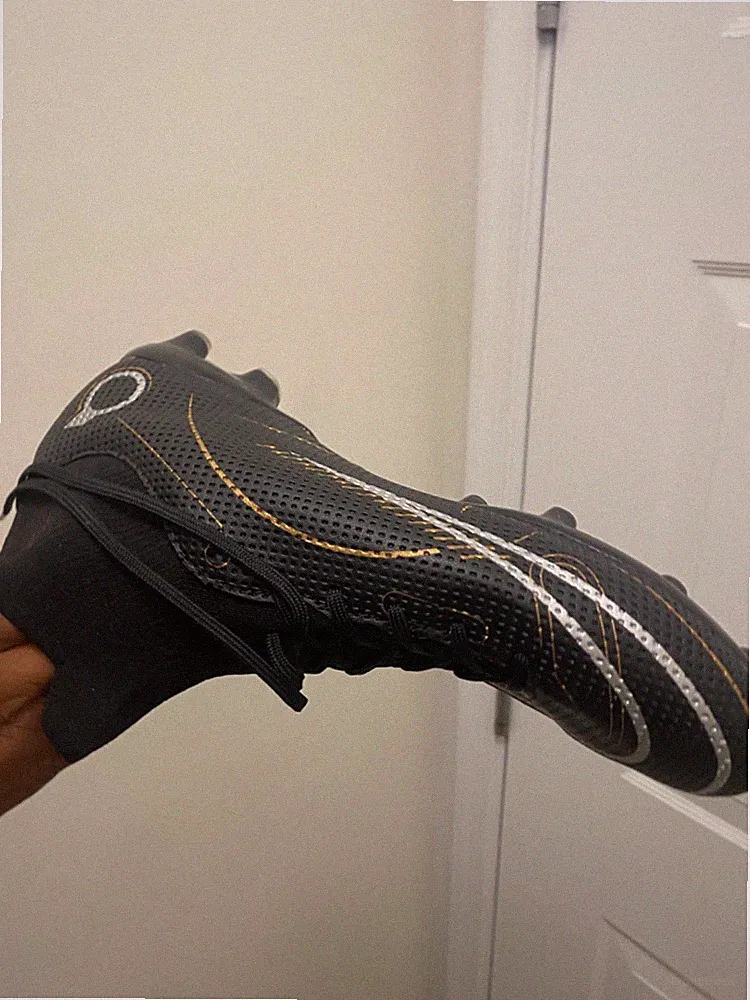 soccer cleats size 8.5 black and gold professional style