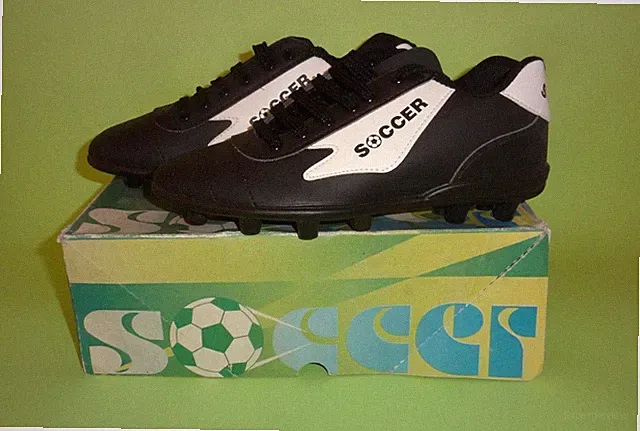 SOCCER FOOTBALL SHOES MEN KIDS HIGH QUALITY CLEATS SIZE 41 MINT BOXD ITALY 1980s
