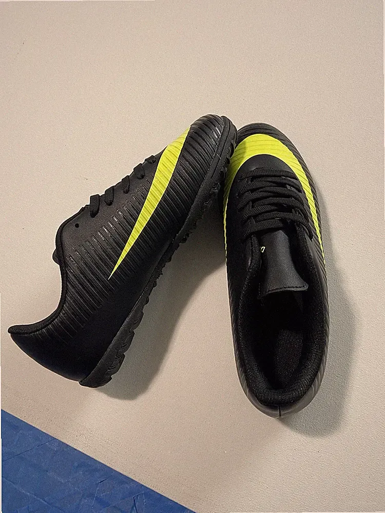 Soccer shoes junior size 4.5