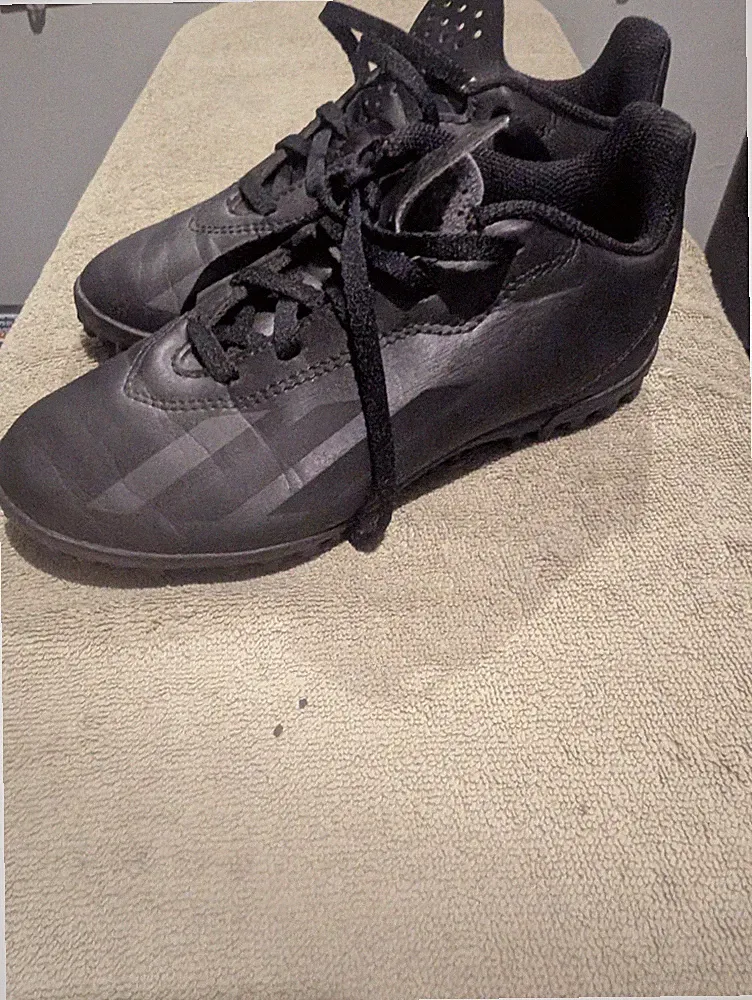 Soccer turf shoes / cleat. Kids Size 2 1/2. In great condition.